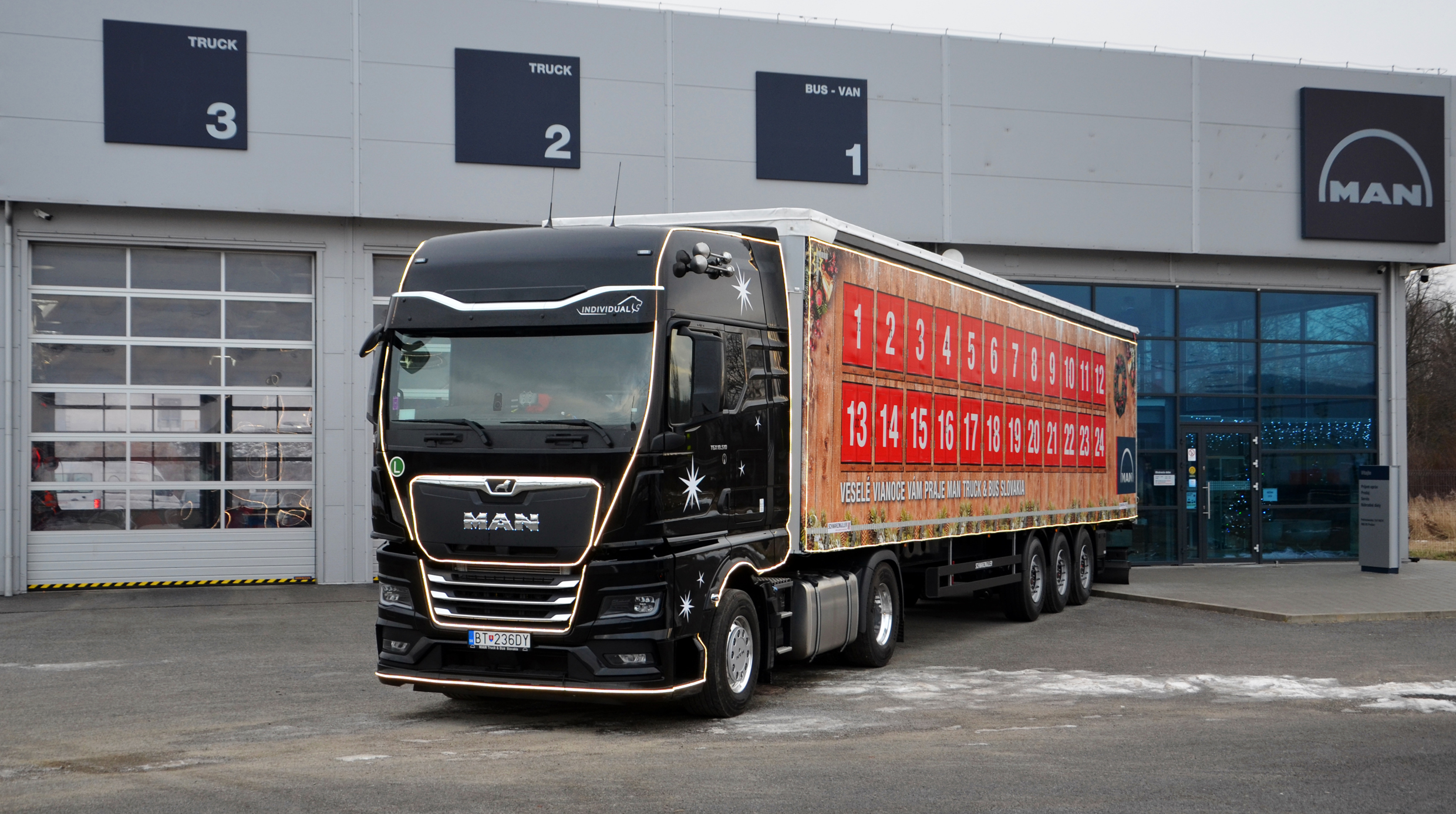 TRADIČNÝ VIANOČNÝ KAMIÓN ROZDÁVA ÚSMEV AJ DARY